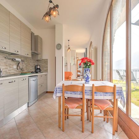 Wonderful Flat With Swimming Pool Lift And Garden Apartment กราเวโดนา ภายนอก รูปภาพ