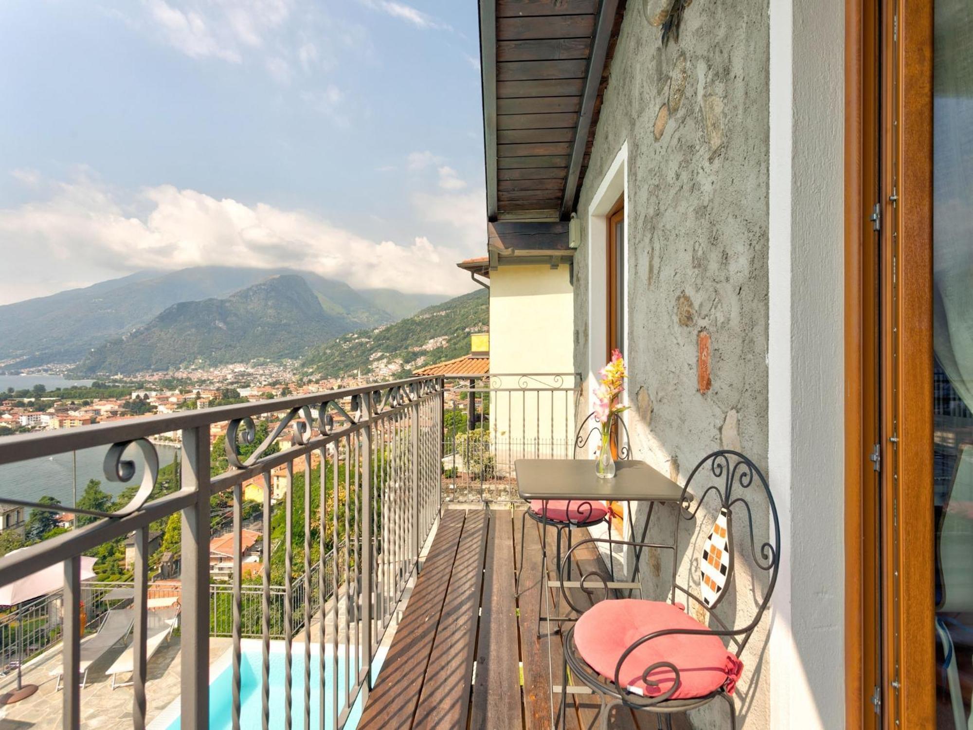 Wonderful Flat With Swimming Pool Lift And Garden Apartment กราเวโดนา ภายนอก รูปภาพ